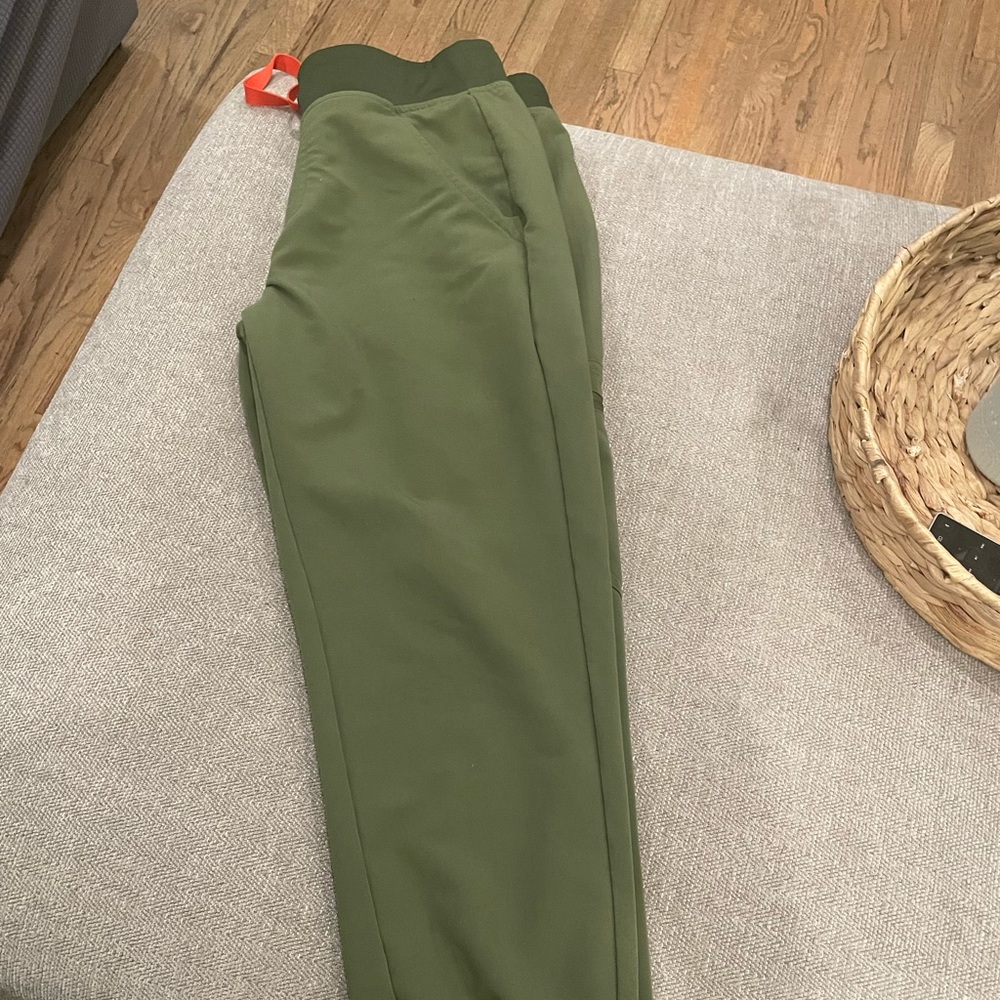 Dark Olive scrub pants- great condition. Great fall and winter color!